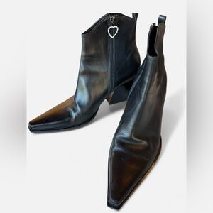 Taccetti smooth black leather blunt point nose ankle cowgirl boots . Italy sz38